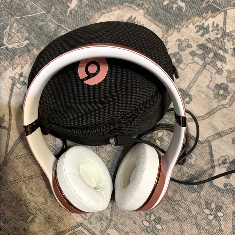 Beats Solo 3 wireless On-Ear Headphones - White & Rose Gold. Barley used.